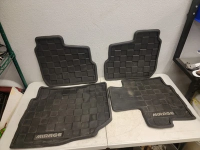 Alfombrillas negras para todo tipo de clima OEM 2017-2023 Mitsubishi Mirage G4 MZ314923 Foto 1 de 4
