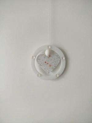 Dekoratives Wandobjekt aus Gießharz – Herzmotiv mit Ring weiß silber Girlande - Bild 1 von 2