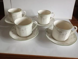 Royal Doulton "Caprice" Set mit 4 Tassen und Untertassen. Sehr guter Zustand. Zwei Sets verfügbar - Bild 1 von 9