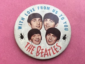 C1964 VINTAGE THE BEATLES WITH LOVE FROM US TO YOU LARGE SOUVENIR TIN PIN BADGE - Picture 1 of 2