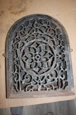 Antigua rejilla de pared arqueada con lamas Foto 1 de 4