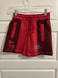 Neu mit Etikett Nike Jungen DQ9077Big Kinder Sportbekleidung Standard Passform Shorts rot Größe S - Bild 1 von 2