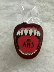 AMERICAN HORROR STORY - SDCC 2023 Exclusivo Pin/Botón San Diego Comic Con - Imagen 1 de 1