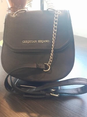 BOLSO DE HOMBRO PEQUEÑO CHRISTIAN SIRIANO CON CADENA DORADA Y CORREA AJUSTABLE. Foto 1 de 4