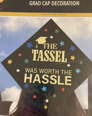 Paquete de dos decoraciones de tapa de papel graduada negras con palabras brillantes doradas Foto 1 de 4