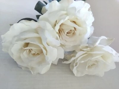Três rosas de seda de toque real haste longa creme - Imagem 1 de 4
