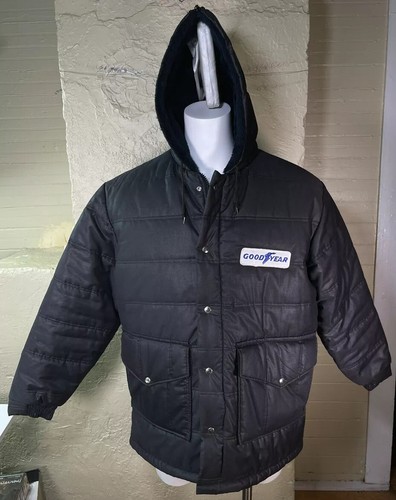 VETEMENTS Rara giacca imbottita con cappuccio isolata Goodyear vintage di Stuart Wells da uomo taglia XL