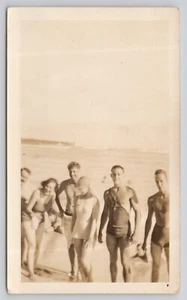 Vintage Photo Group of Friends on Waikiki Beach Hawaii Motion - Picture 1 of 2