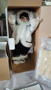 PORZELLAN "SCHNEEFLOCKE" ESKIMOPUPPE ROYALTON SAMMLUNG  - Bild 1 von 4