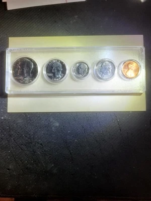 1982 D Uncirculated Mint Set With Copper Penny In Whitman Plastic Holder  - Image 1 of 4