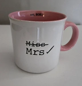 Novogratz Home Miss To Mrs. Taza de té de café Check Mark blanca y rosa est. 2021 - Imagen 1 de 9