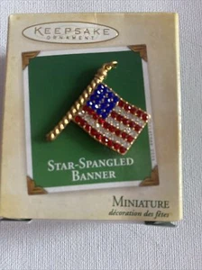 Striscione Stella Spangled 2004' Miniatura-Casa dei Coraggiosi, Ornamento Hallmark - Foto 1 di 4
