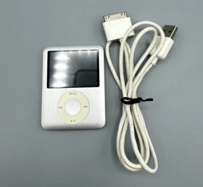 Apple iPod nano 3. Generation 4GB / Silber / A1236 / MA978ZD/A - Bild 1 von 4