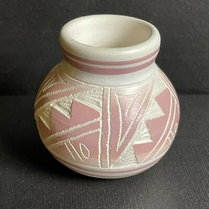Miniature Pink & White Ochre Southwestern Vase Pottery Signed 2.5” Mini Vase - Picture 1 of 8