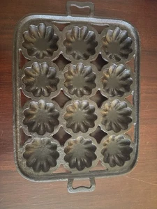 Cast Iron Turks Head Unmarked -12-Cup Muffin Pan Vintage Re-seasoned! - Picture 1 of 4