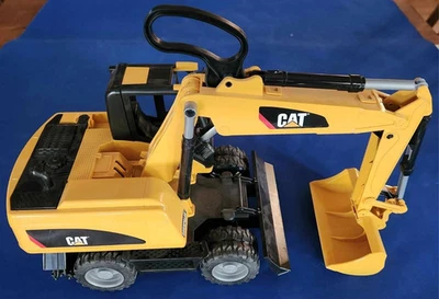 Vintage 2006 1/16th Caterpillar Wheel Excavator (Plastic) by Bruder 02446 - Image 1 of 4