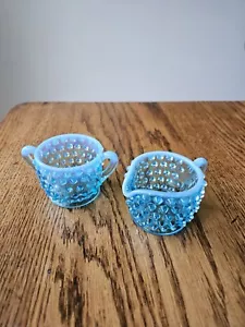 Vintage Fenton blau opaleszent Hobnail Milchkännchen & Zuckerschüssel - Bild 1 von 5