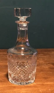 Decantador de cristal vintage de 9 3/4" y tapón a juego con patrón de diamante con huella digital - Imagen 1 de 11