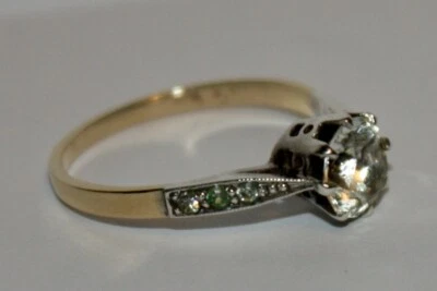 Anillo de piedra blanca de oro de 9 quilates  Foto 1 de 4