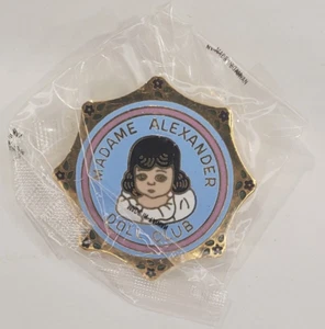 Sombrero de solapa para miembros del club de muñecas Madame Alexander Pinback IOB - Imagen 1 de 3