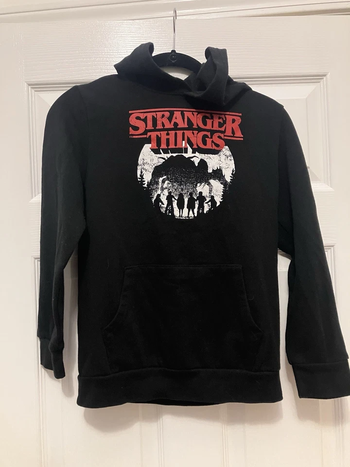 Sudadera con capucha Old Navy Stranger Things negra y roja juvenil (10-12) grande Foto 1 de 3