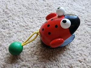 Clacker in legno giocattolo rumore Lady Bug giocattolo Schyllig - Foto 1 di 3