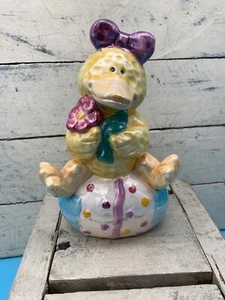 Estatuilla de pato de Pascua sobre huevo de cerámica colorida DanDee de colección - Imagen 1 de 7