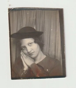 VINTAGE PHOTO BOOTH - HÜBSCHE AFROAMERIKANISCHE FRAU, HUT, GEFALTETE HÄNDE - Bild 1 von 1