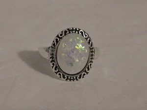 Anillo de plata de ley con ópalo simulado, diseño de filigrana en forma ovalada. Talla 8 - Imagen 1 de 11