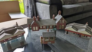 Job lot of OO gauge Station, waiting rooms & signal box most electrified - Picture 1 of 24