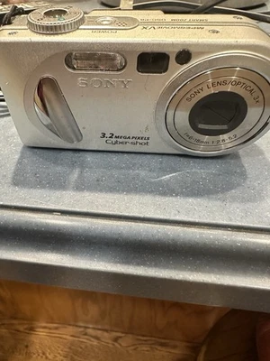 Sony Cyber-shot DSC-P8 3.2MP Digital Camera - Silver - Image 1 of 4