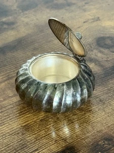 Scatola Kumkum placcata argento vintage o salina con coperchio contenitore scanalato unico - Foto 1 di 14
