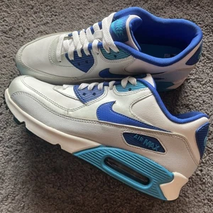 Nike Air Max 90 Juvenil Talla 7Y Blanco/Azul Lyon PR Mujer’s 8.5 705499-100 - Imagen 1 de 5