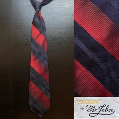 Gravata de seda listrada Mr. John vintage excelente estado usado Ivy Trad Prep década de 1960 década de 1970 Edward’s Saginaw MI - Imagem 1 de 4