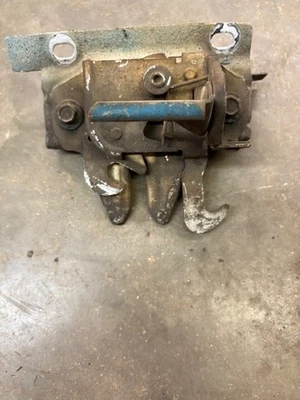 PESTILLO Y SOPORTE CAPÓ AGARRE FORD MAVERICK MERCURY COMET GT 70 71 72 74 75 77 Foto 1 de 3