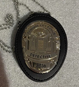 DC The Flash Central City Badge/Insigne Includes Leather Mount And Chain. - Picture 1 of 7