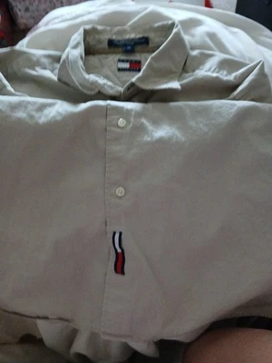 Camisa masculina casual ajuste regular Tommy Hilfiger bronzeada tamanho grande (16-35) botão para baixo - Imagem 1 de 4