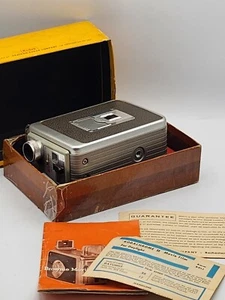 Cámara de película Kodak Brownnie 1961 de colección de 8 mm modelo 2 con caja e instrucciones lente F/2,3 - Imagen 1 de 21