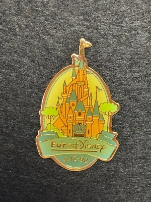 Prendedor vintage del día de apertura de Euro Disney con castillo de la Bella Durmiente  Foto 1 de 4