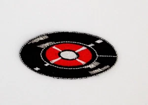 Bestickter Aufnäher zum Aufbügeln rot, schwarz-weiß Vinyl Schallplatte - Bild 1 von 1