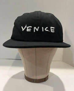 Sombrero "VENICE" Negro Snapback Ajustable Tamaño Adulto Texto Blanco, Limpio - Imagen 1 de 7