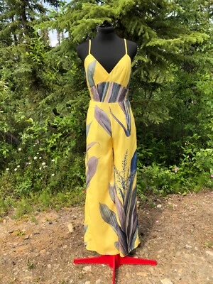 NOVO Macacão Romper Amarelo Violeta Floral Perna Larga Decote V Leve Zíper Tamanho P - Imagem 1 de 4