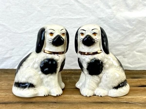 2 perros miniatura vintage Staffordshire blanco y negro King Charles Spaniels 4"H - Imagen 1 de 4