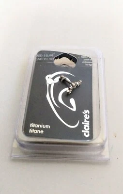 NUEVO poste perforador de oreja de titanio Claire's solo 16G/1,2 mm, 3 estrellas con pedrería Foto 1 de 4