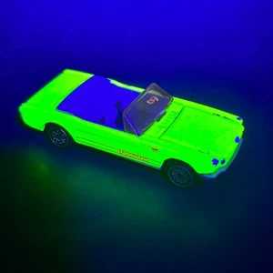 Ford Mustang 1983 Hot Wheels amarillo neón 1965 '65 convertible diecast suelto - Imagen 1 de 8