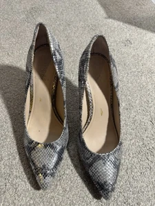 Vince Camuto Snakeskin Pointed Toe Heels Gray Silver Size 8M Pumps - Picture 1 of 8