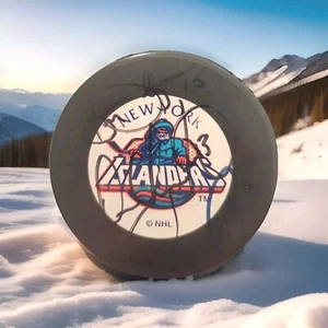 NY ISLANDERS SIGNED by 3 Brad Dalgarno + Dean Chynoweth & Travis Green RARE PUCK - Picture 1 of 5