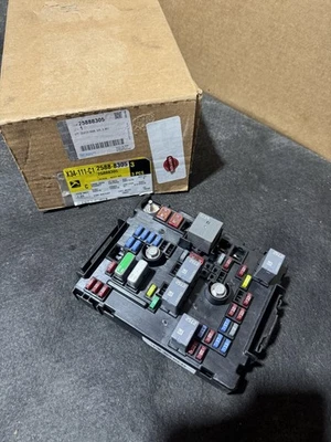 OEM NEW 2008-2009 Express Savana Body Wiring Harness Junction Block 25888305 - Image 1 of 4