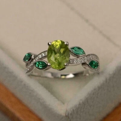 Anillo de compromiso para mujer de peridoto simulado de corte ovalado de 2,00 quilates enchapado en oro blanco de 14 k Foto 1 de 4