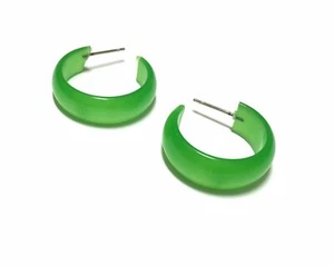 Kelly Green Vintage Moonglow Lucite Raw Edge Creolen - Bild 1 von 5
